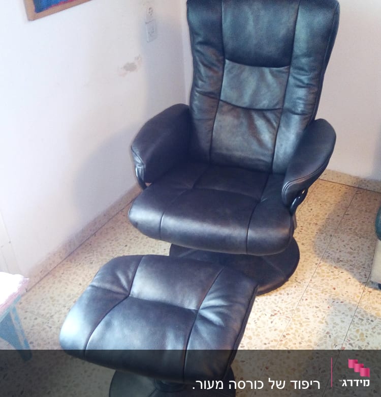 כורסה מרופדת עם הדום תואם על רצפה